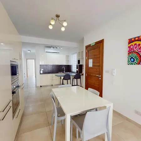 Apartament Modern In *